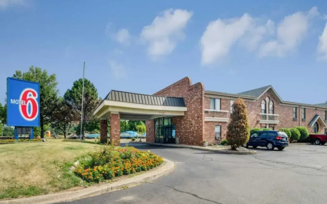 Motel 6 Waukegan, IL