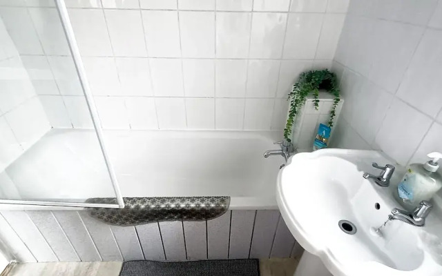 Cozy 3-Bed Family Home with Free Parking