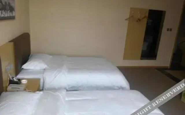 Yun Pan · Cape Town Collection Hotel (Qin Railway Station)