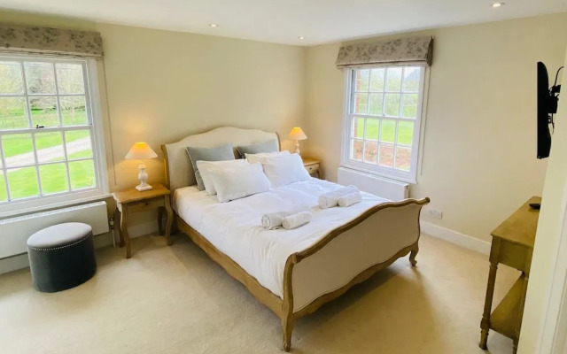Stunning 6-bed Country House With Heated Pool