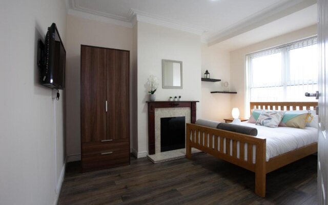 Modern Stays @ Kippax House (6 Bedrooms, 7 Beds, Sleeps 13, Free Parking)