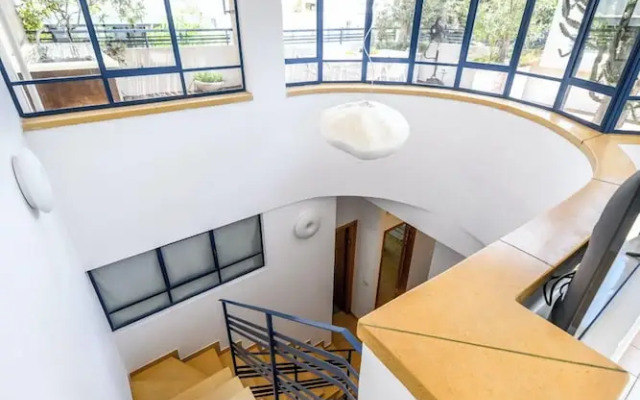 Spacious 3BR Penthouse w Rooftop