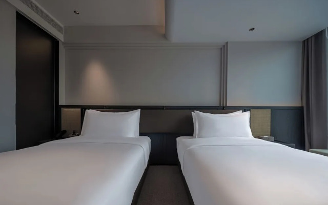 Cnhol Radient Hotel