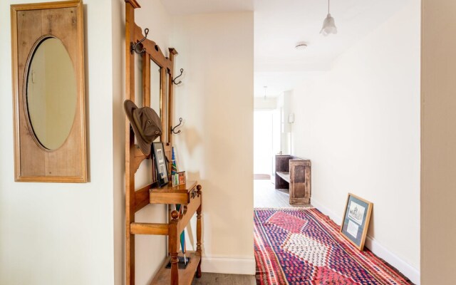 Beautiful 2-bedroom Flat in a Victorian House