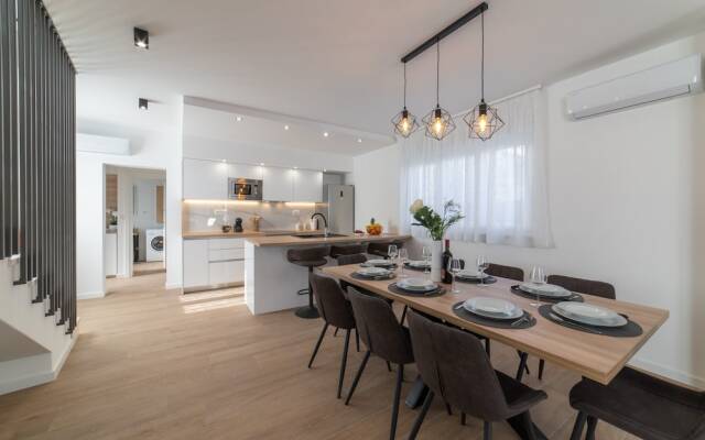 New Luxury Modern Four-bedroom Villa With Pool