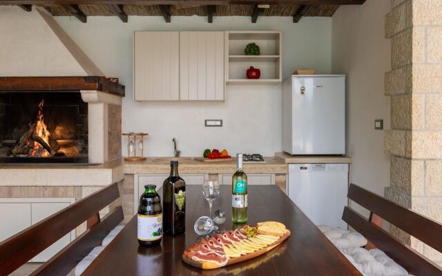 Splendid Villa in Vižinada with Hot Tub