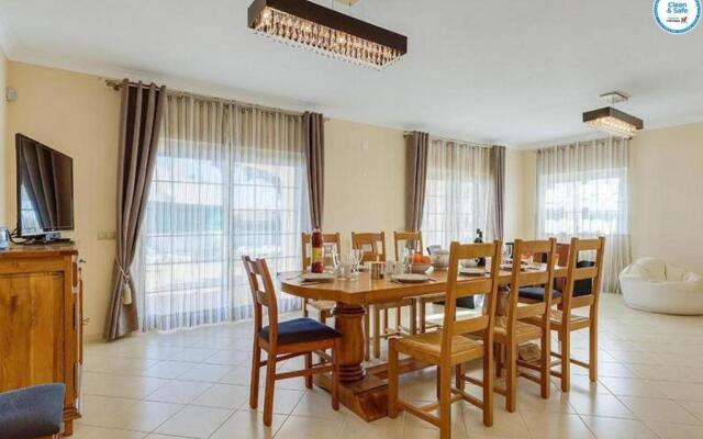 Villa Mikael - Free Wi-Fi - Aircon - Private Pool by bedzy