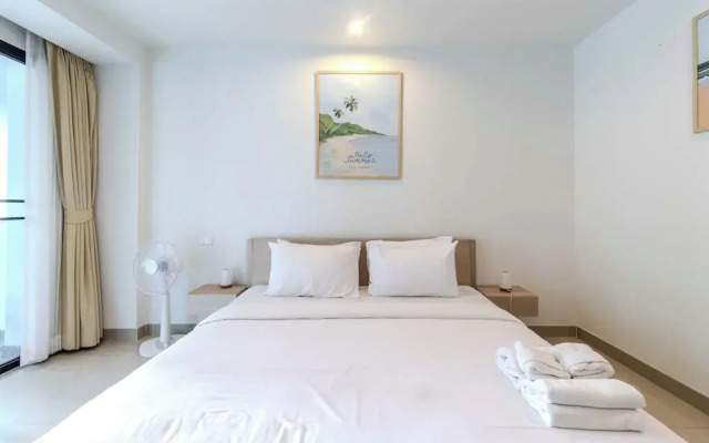 1BR with Pool &Gym Prime Location C233