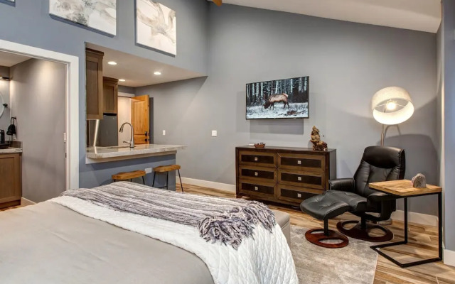 Park Avenue Upgraded 3 Bedroom Condominiums