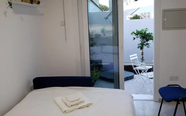 Modern & Cozy Studio w/ Backyard Near City Center