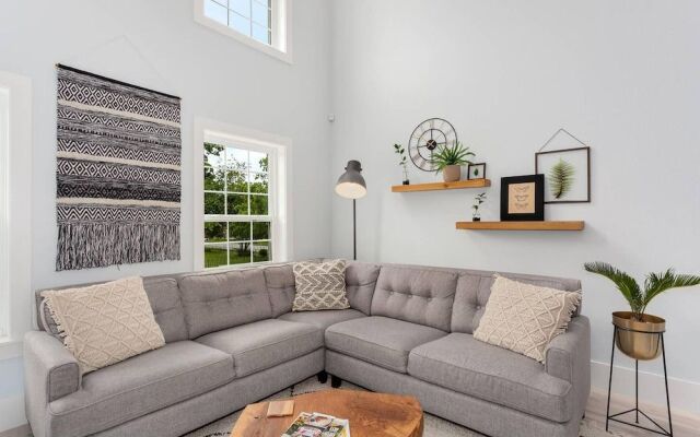 The Brownstone - 1 Block From Dtwn Square