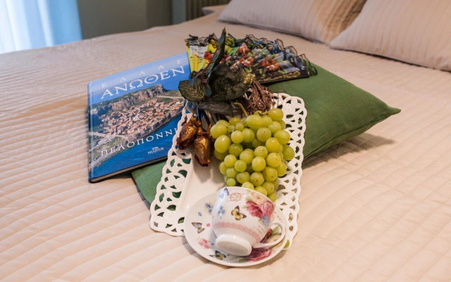Charming Acropolis Metro Apartment