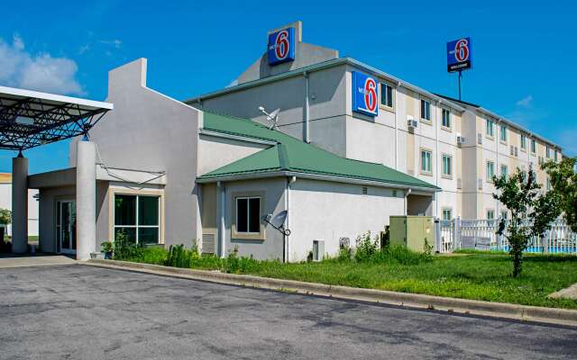 Motel 6 Seymour, IN - North