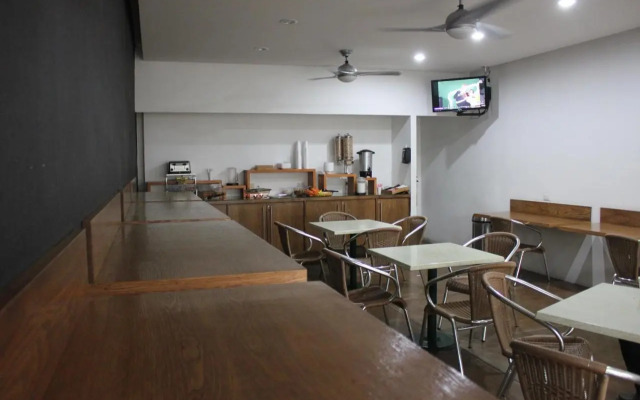 Seven Crown Express & Suites by Kavia