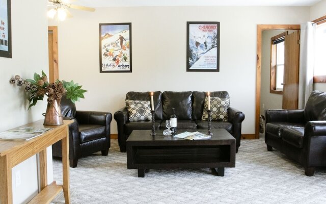 4 Bedroom Apartment near Blue Mountain Village, Private Beach Access, BBQ, Petfriendly