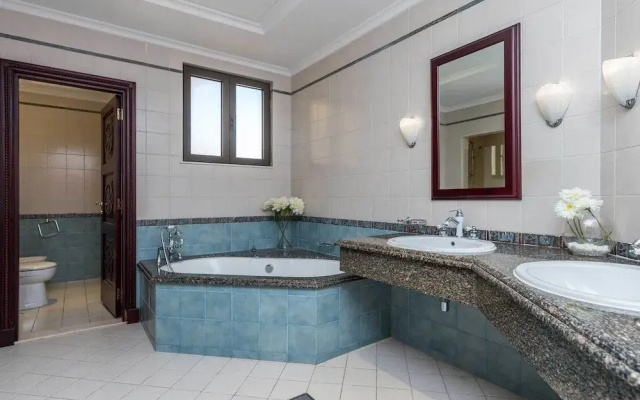 Palm Jumeirah Villa in Frond E by Deluxe Holiday Homes