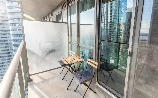 Sky View Suites - Maple Leaf Square