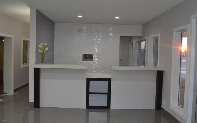 Econo Lodge Inn & Suites