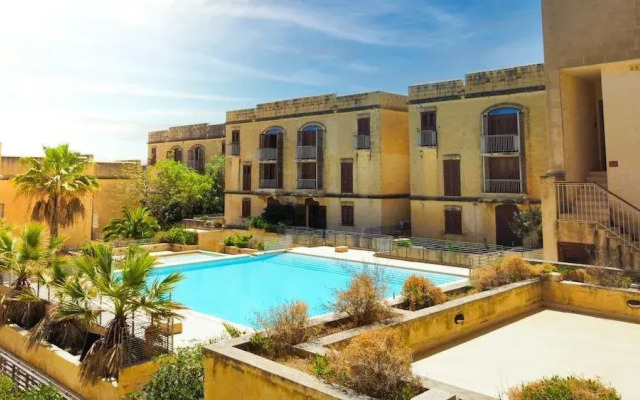 Peaceful Home With hot tub and 2 Communal Pools