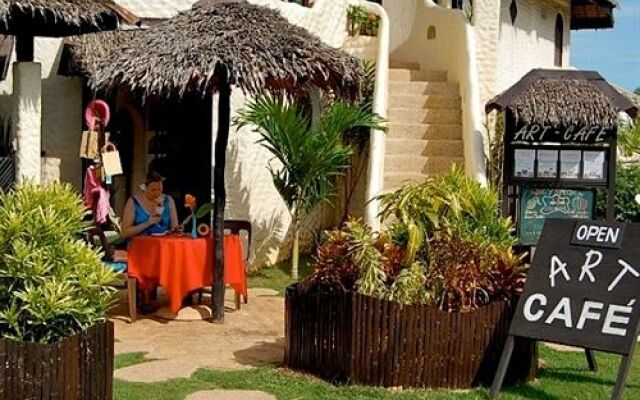 Charts Resort & Art Cafe