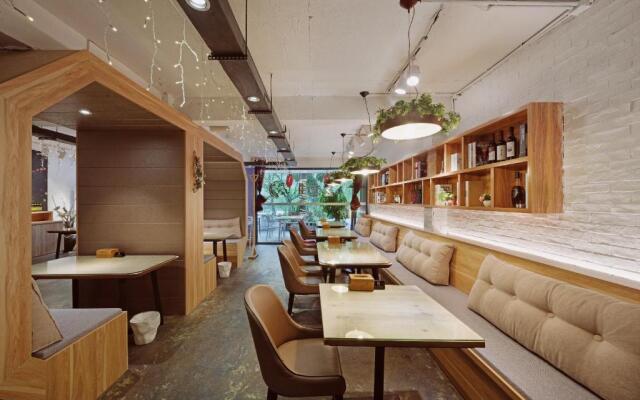 Ancient Street No.5 Youth Chic Hotel