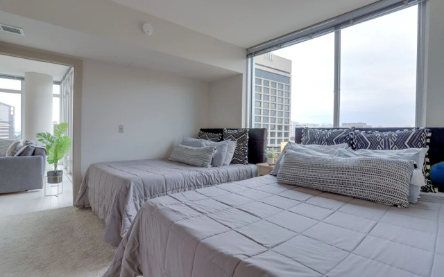 Fantastic 2BR Condo at Crystal City