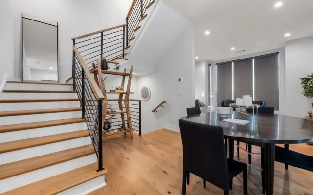 Luxurious Midtown Home Rooftop Views by Silverx