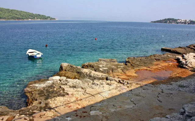 Apartments by the sea Necujam, Solta - 5182