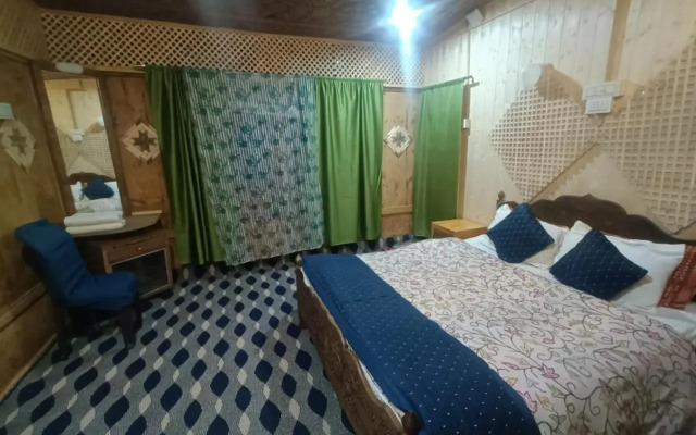 Houseboat Shamus Maqbool