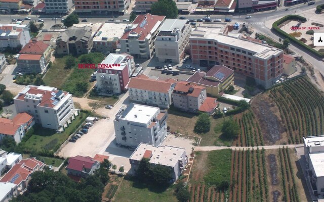 Hotel Dina