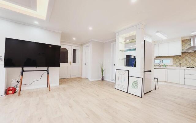 Grand open Hongdae houes 4bdr 2bth