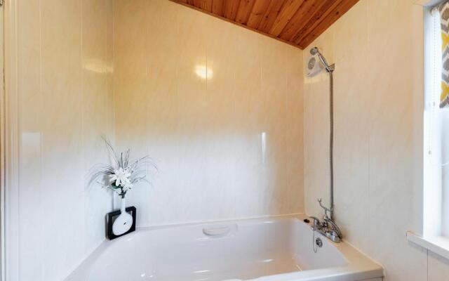 3 Bedroom Lakeview Lodge - Ensuite & Balcony Deck