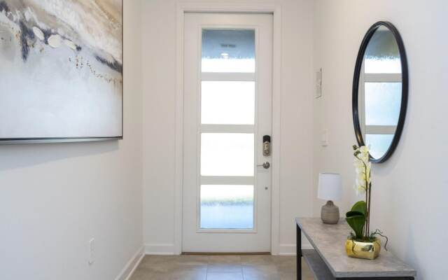 Beautiful Spacious House Near Themed Parks