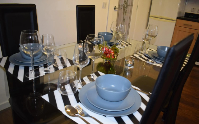 Silverburn new house with free parking and nice garden