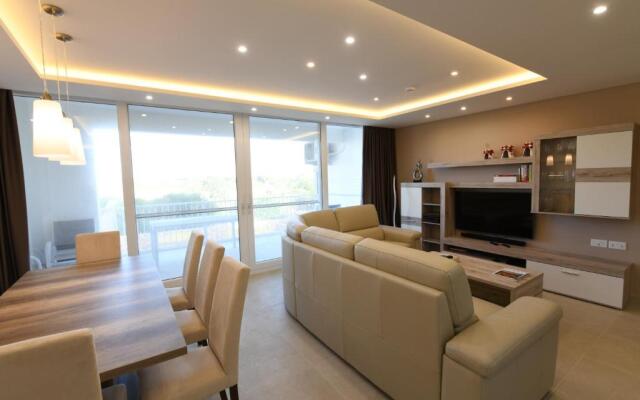 Wileg 4B Luxury Two Bedroom Apartment with Shared Swimming Pool.