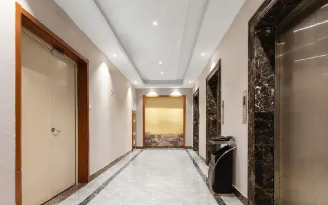 Hilary International Hotel (Zhonghuan City, Exit near Fanhua Avenue Metro Station)
