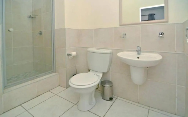 Great 2 bedroom, serviced apartment, views, pool!