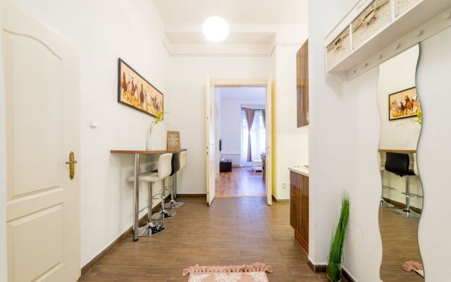 Real Apartments Lovag