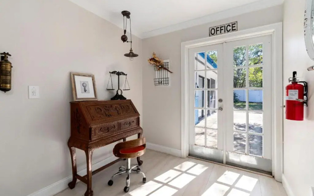 Beautiful home- Private getaway-Heated Pool/Hottub