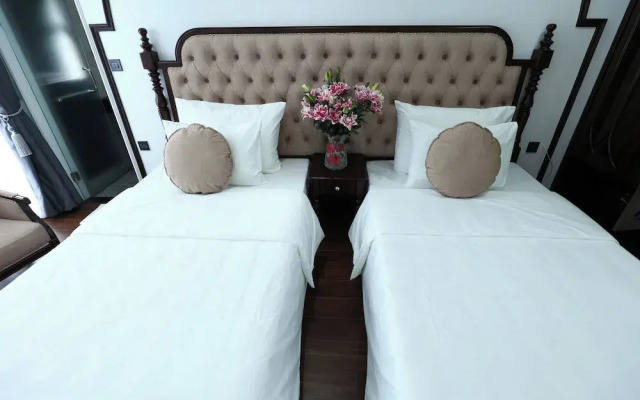 Royal Hotel Me Tri Ha