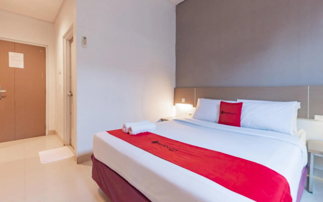 RedDoorz near Goa Sunyaragi – Guest Rooms – Cirebon