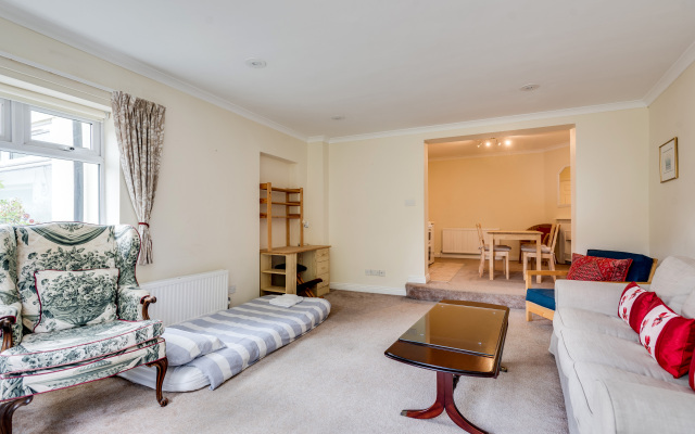 Spacious 1-Bedroom Flat with garden & free parking