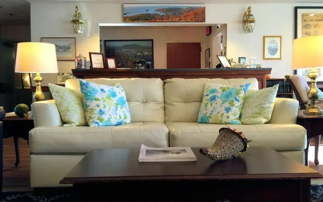 Camden Riverhouse Hotel