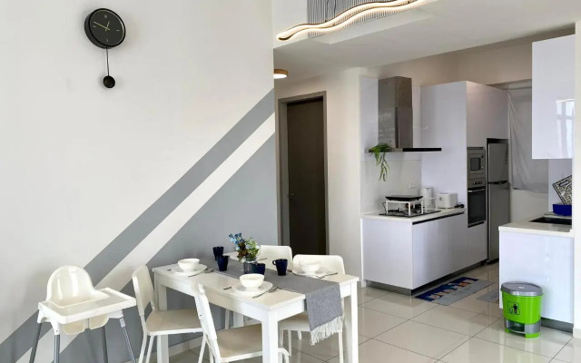 Beacon Executive Suite by stayCATion Homestay