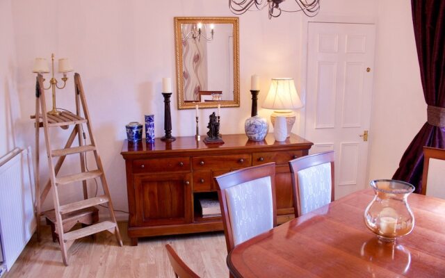 2 Bedroom Central Edinburgh Flat