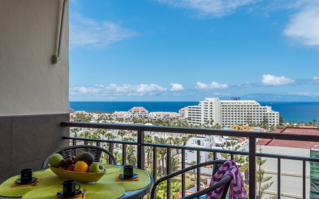 1020. Apartment with Fabulous View of las Americas!