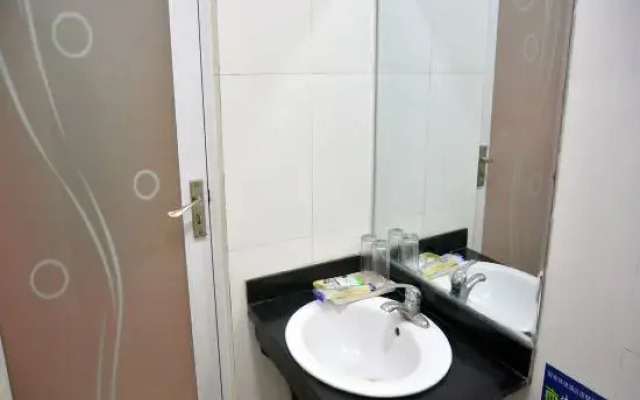 Home Inn Huaxuan Select Hotel (Huaxuan Select Hotel, Suchang West Road, Dongping County, Tai'an)