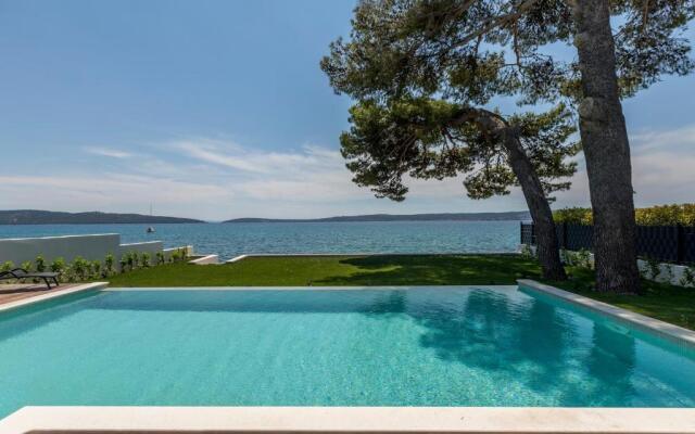 Villa Sea Star - seafront beach with 80m2 pool