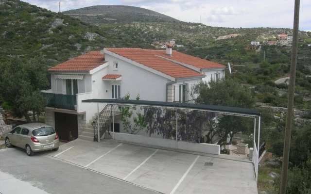 Nina - Free Private Parking - A1