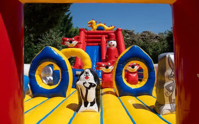 Lake Li̇fe Hotel
